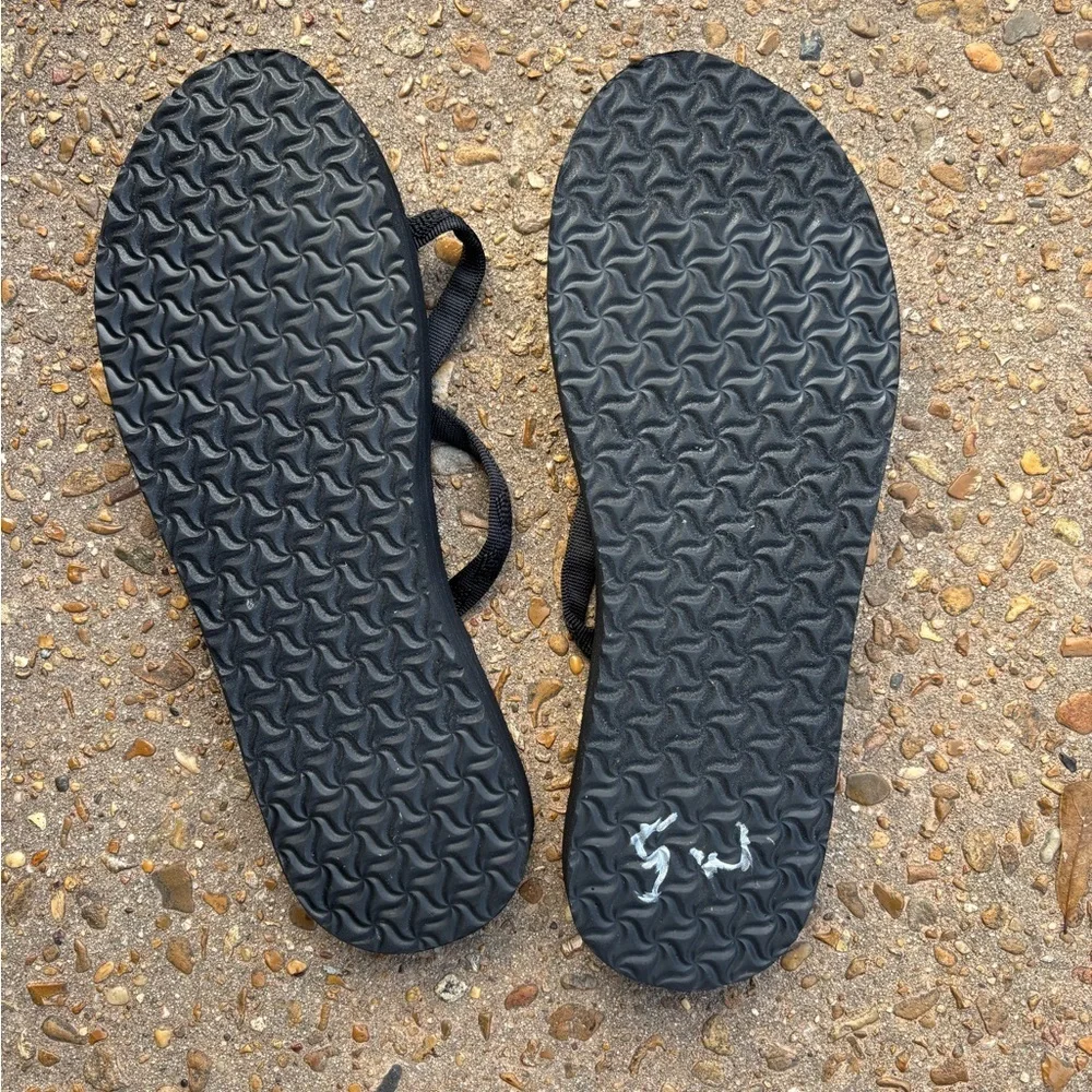 Teva Olowahu Strappy Mush Flip Flops Women Black Slip-on Thong Sandals 6840 - Picture 2 of 3